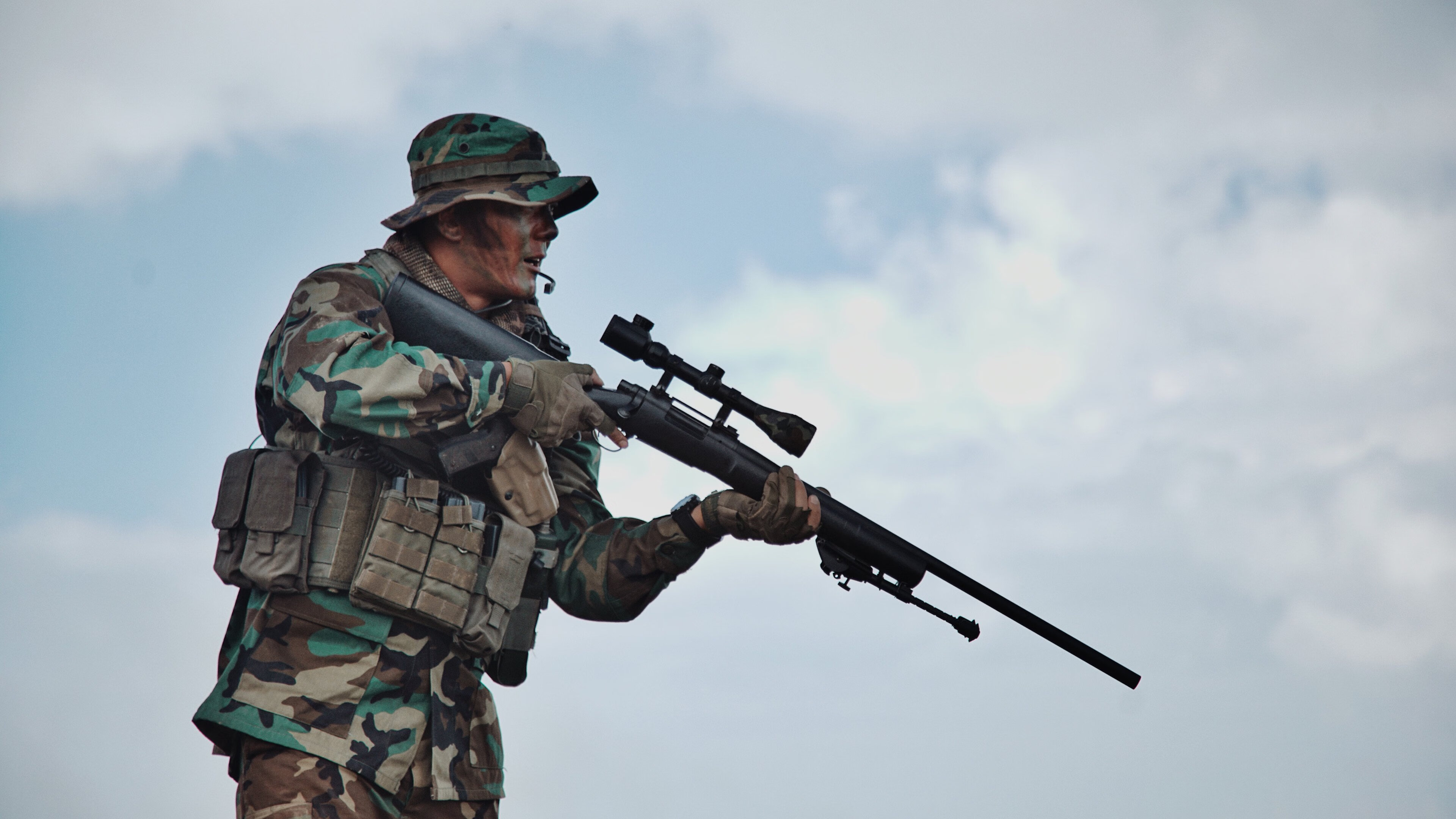 美国队在巴黎奥运会比赛中展现出强大的远射能力，奥运 美国队入场